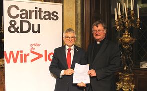 Bischof Dr. Manfred Scheuer (r.) überreichte Franz Kehrer, MAS das Dekret zu dessen Wiederbestellung als Direktor der Caritas in Oberösterreich.