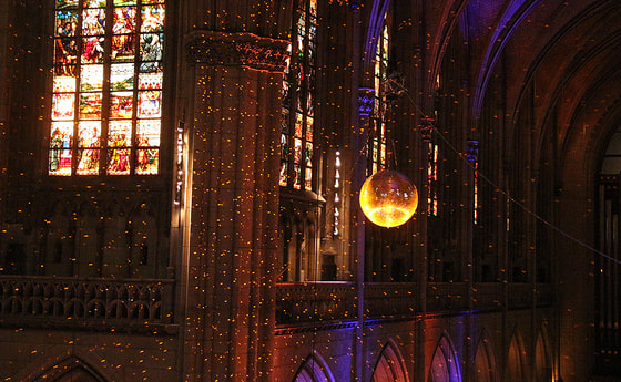 Lichtinstallation mit Spiegelkugel im Linzer Mariendom.