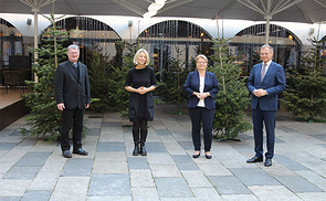 (V. l.) Bischof Dr. Manfred Scheuer, Mag.a Barbara Lanzerstorfer-Holzner (TelefonSeelsorge OÖ – Notruf 142), Mag.a Silvia Breitwieser (Leiterin TelefonSeelsorge OÖ – Notruf 142), Landeshauptmann Mag. Thomas Stelzer