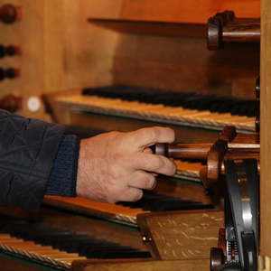 Wolfgang Kreuzhuber führt mehrere Register seiner Rudigierorgel vor.