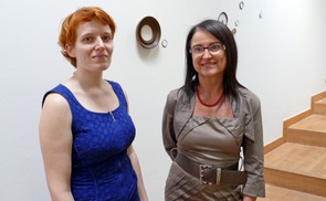 Künstlerin Mag. Birgit Petri (li) und Kuratorin Univ.-Prof. DDr. Monika Leisch-Kiesl