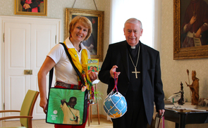Hildegard Pesendorfer von Jugend Eine Welt Oberösterreich überreicht Bischof Ludwig Schwarz einen fairen Fußball. Foto: Diözese Linz/Appenzeller