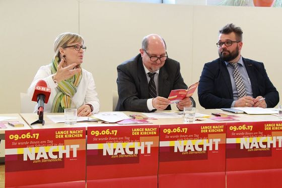 Die Projektleiterin der Langen Nacht der Kirchen Mag.a Angelika Stummer mit Superintendent Dr. Gerold Lehner (2. v. l.) und Mag. Daniel Neuböck vom BG/BRG/BORG Schärding