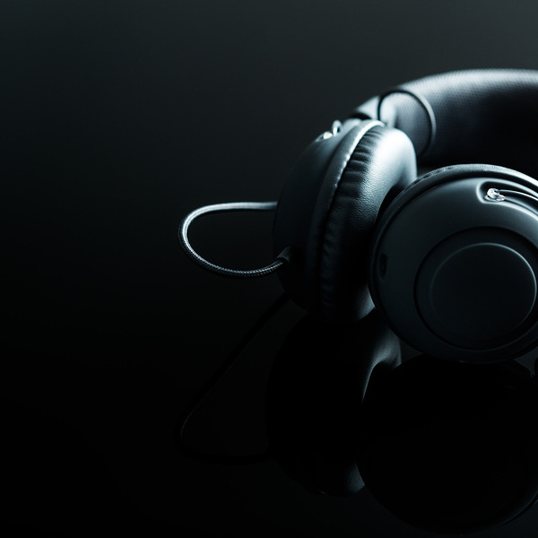 The vintage headphones. / envato elements Vintage Kopfhörer in schwarz.