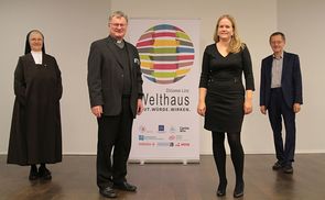 V. l.: Sr. Michaela Pfeiffer-Vogl (Marienschwestern vom Karmel), Bischof Manfred Scheuer, Christine Parzer (MIVA), Matthäus Fellinger (Vorsitzender Welthaus)