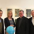 (v.l.) Matthäus Fellinger (Ehrenamtl. Vorsitzender Welthaus der Diözese Linz), Michaela Leppen (Leiterin Team Frauen, Verantwortliche der Aktion Familienfasttag der kfb), Manfred Scheuer (Bischof), Thomas Banasik (Geschäftsführer Welthaus)