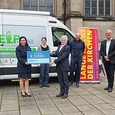 Spendenübergabe beim Help-Mobil / © Diözese Linz / Litzlbauer Spendenübergabe beim Help-Mobil
